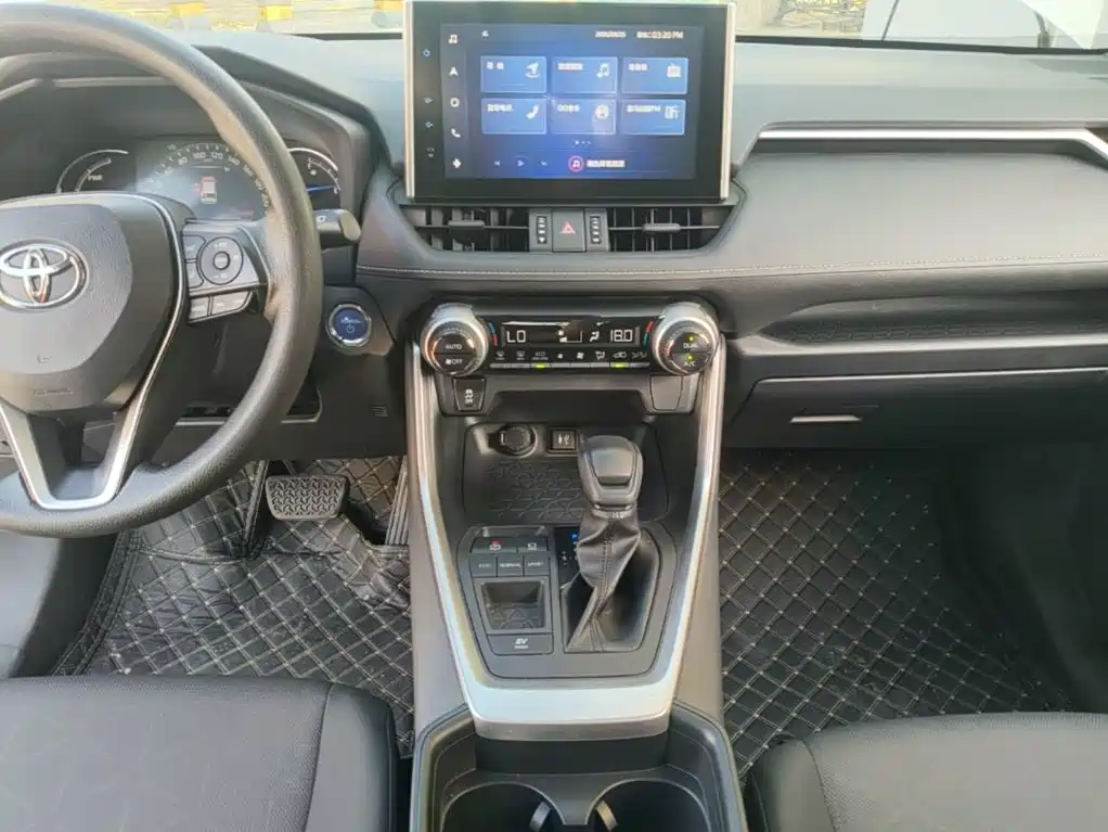 Toyota RAV4 — фото 13