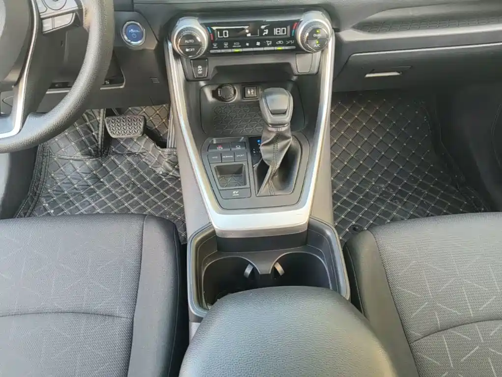 Toyota RAV4 — фото 14