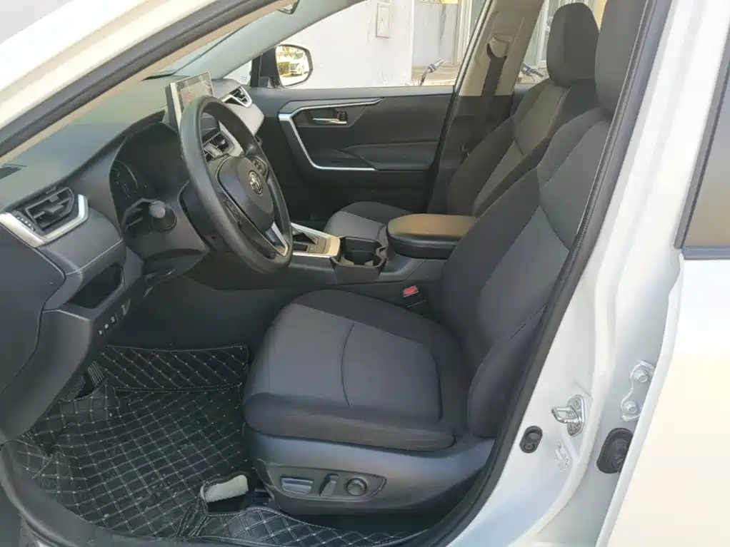 Toyota RAV4 — фото 15