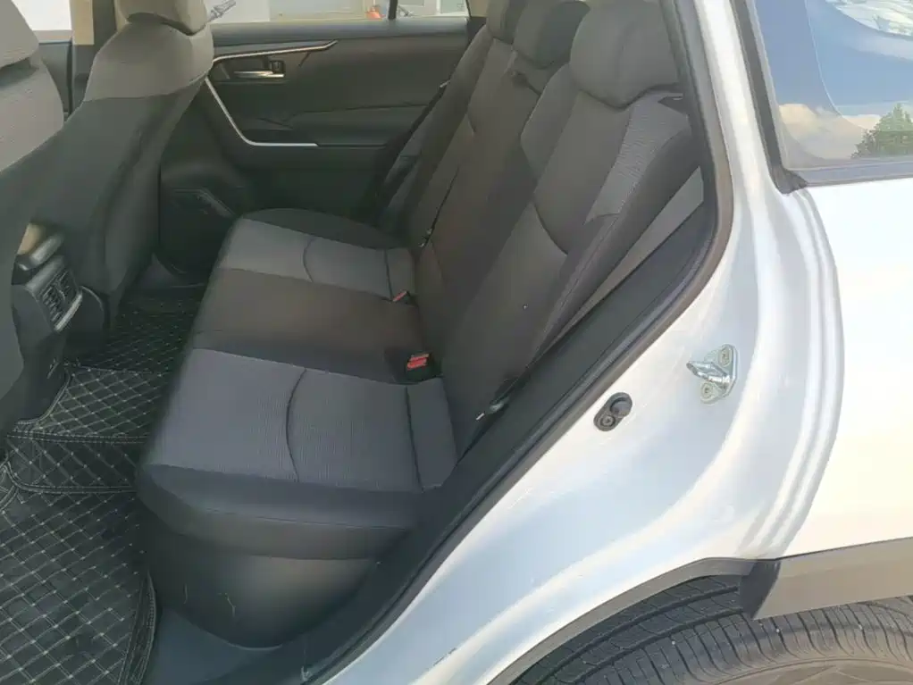 Toyota RAV4 — фото 17