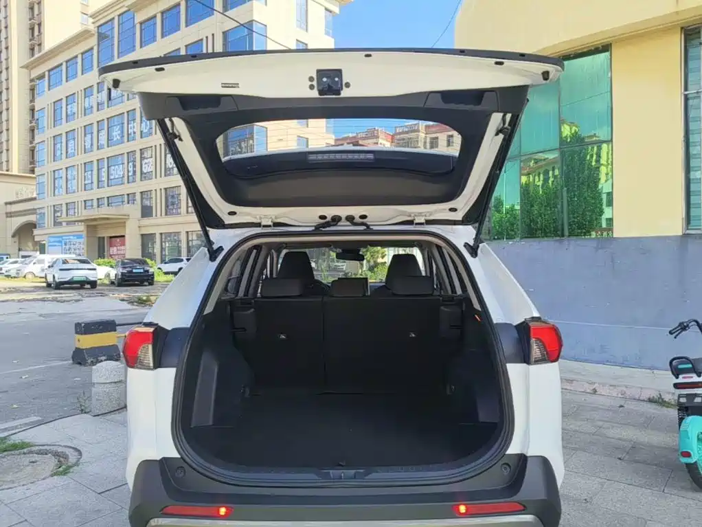 Toyota RAV4 — фото 19
