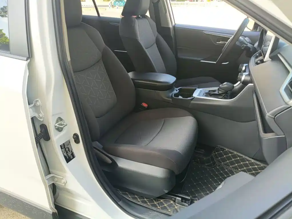 Toyota RAV4 — фото 25