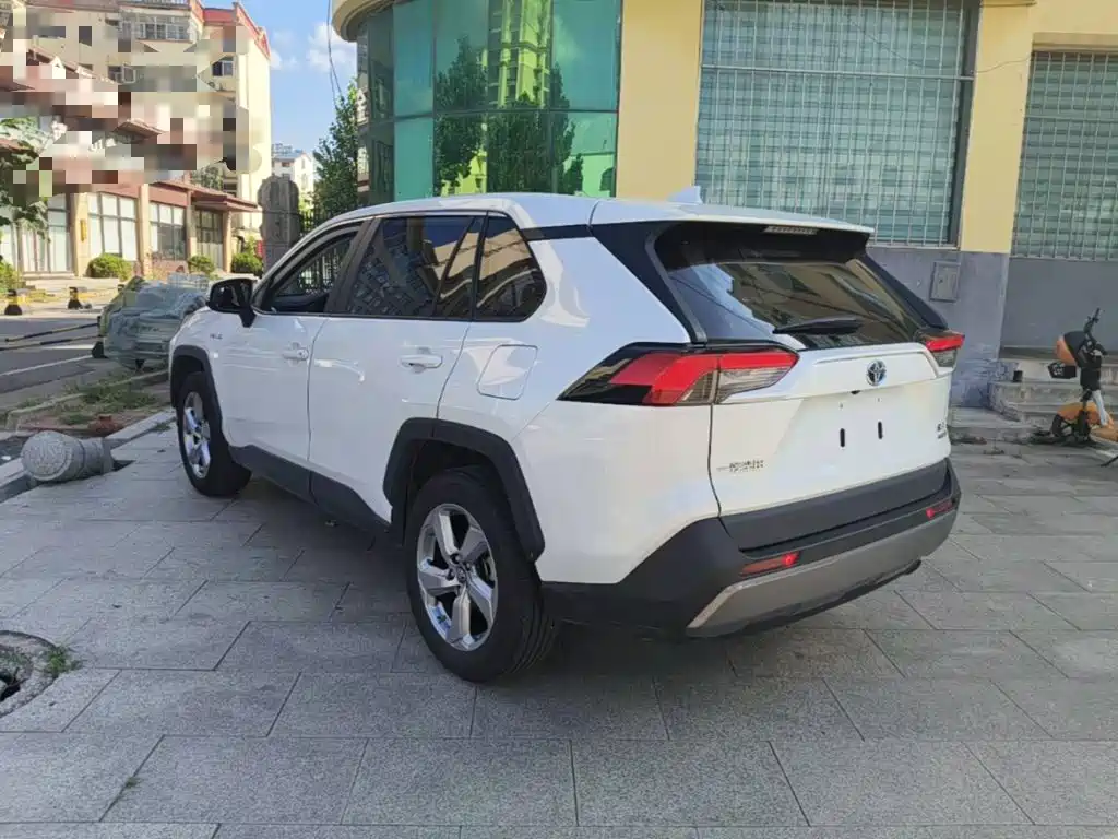 Toyota RAV4 — фото 5