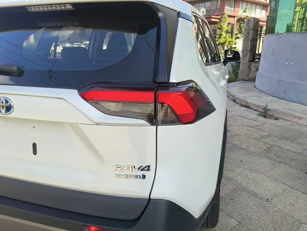 Toyota RAV4 — фото 8
