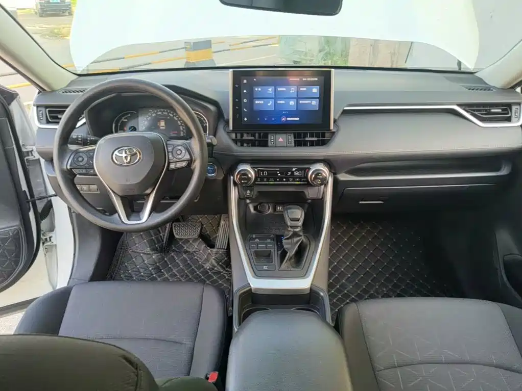 Toyota RAV4 — фото 10