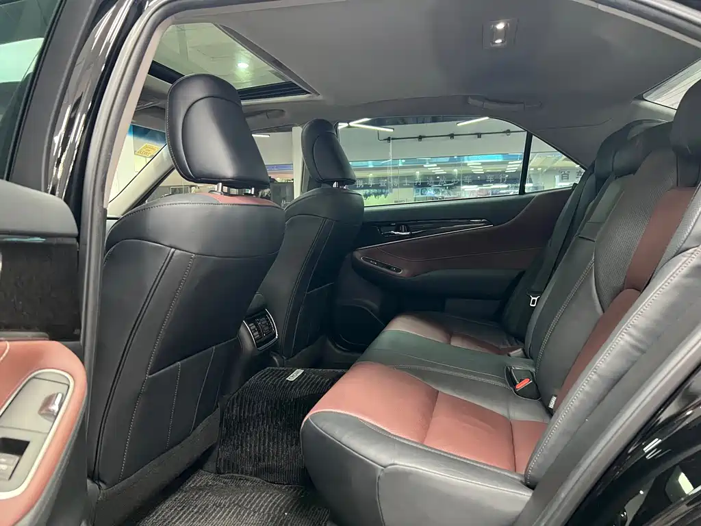 Toyota Crown — фото 11