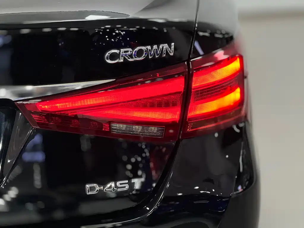 Toyota Crown — фото 17