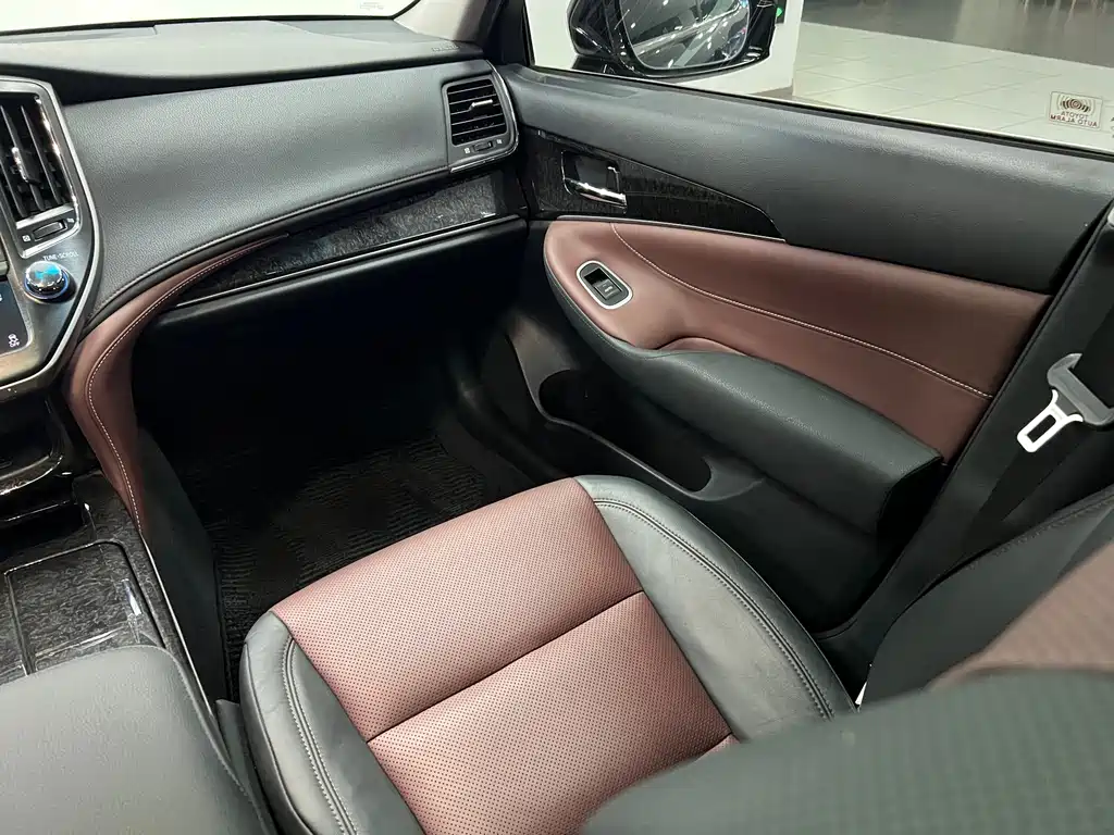 Toyota Crown — фото 10