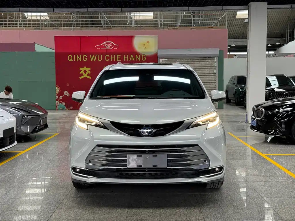 Toyota Sienna — фото 2