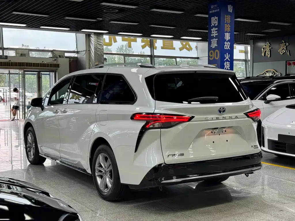 Toyota Sienna — фото 13