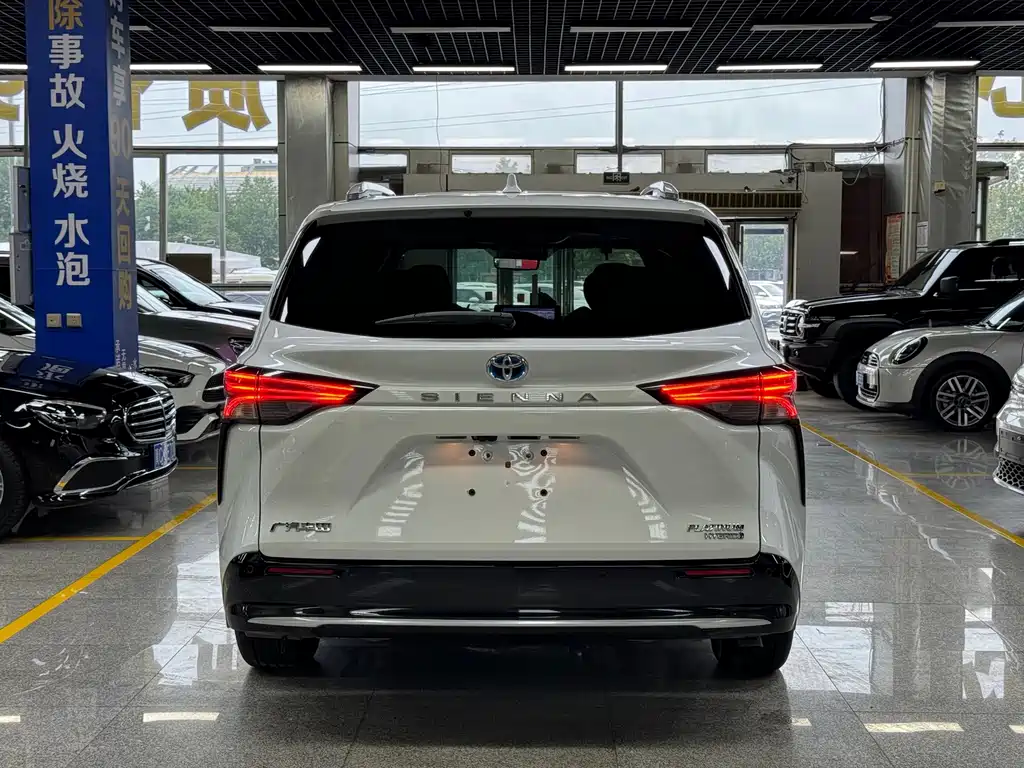 Toyota Sienna — фото 14
