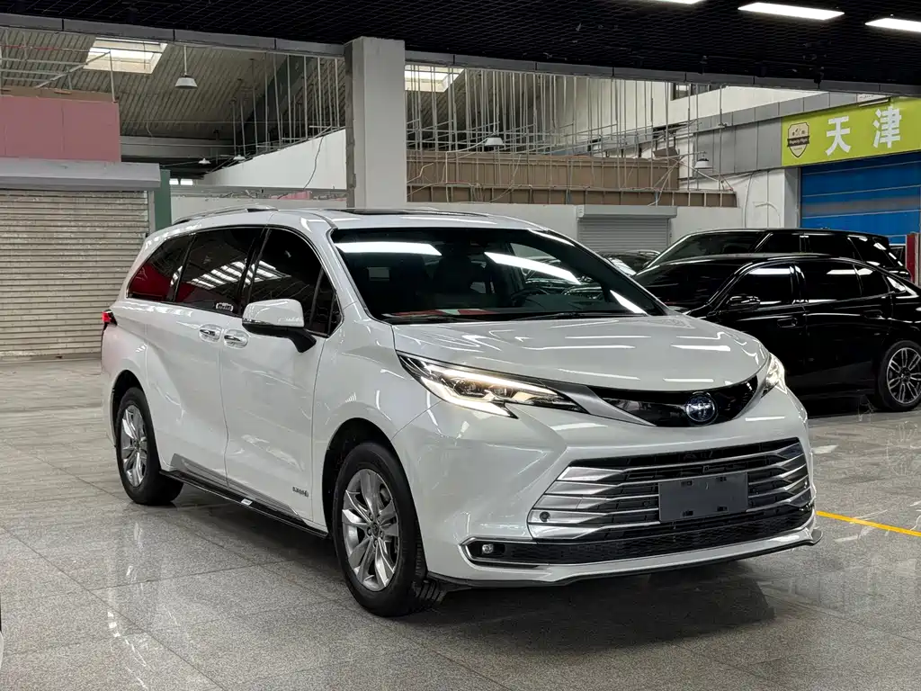 Toyota Sienna — фото 3