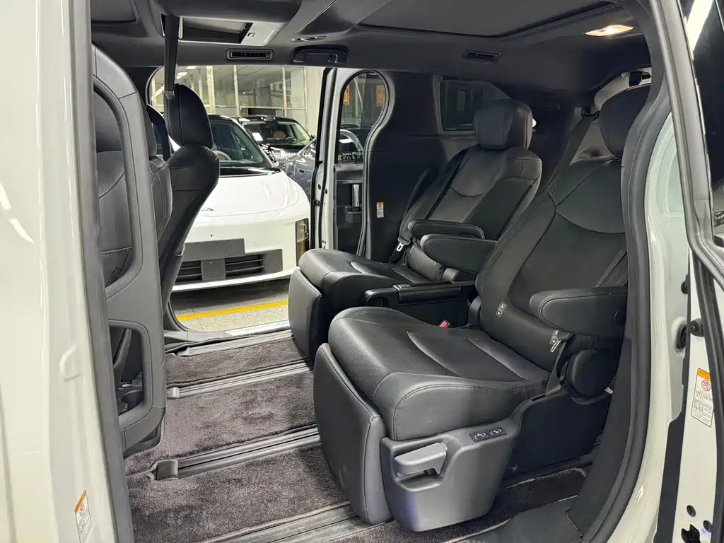 Toyota Sienna — фото 5
