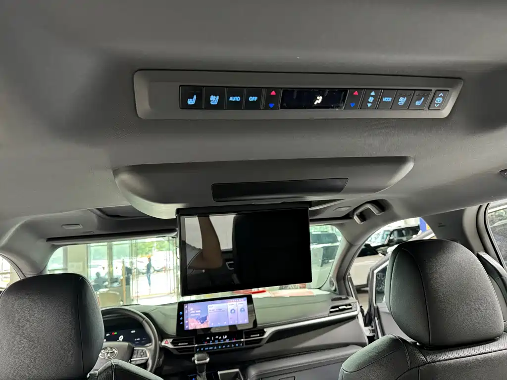 Toyota Sienna — фото 7