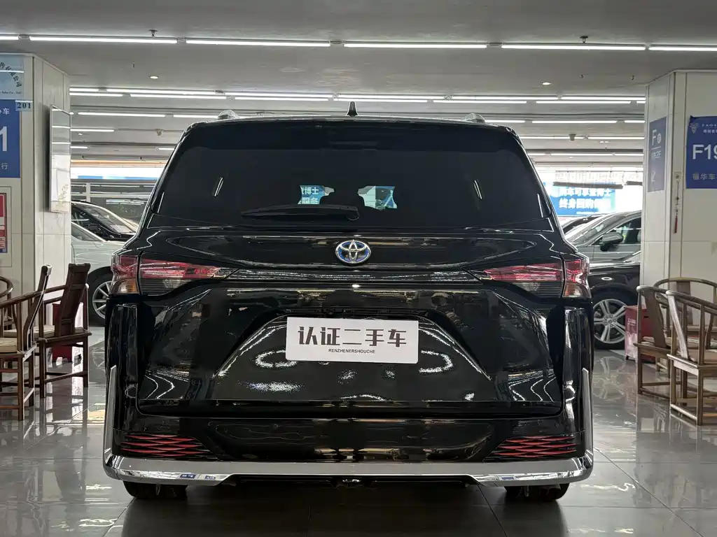 Toyota Sienna — фото 13