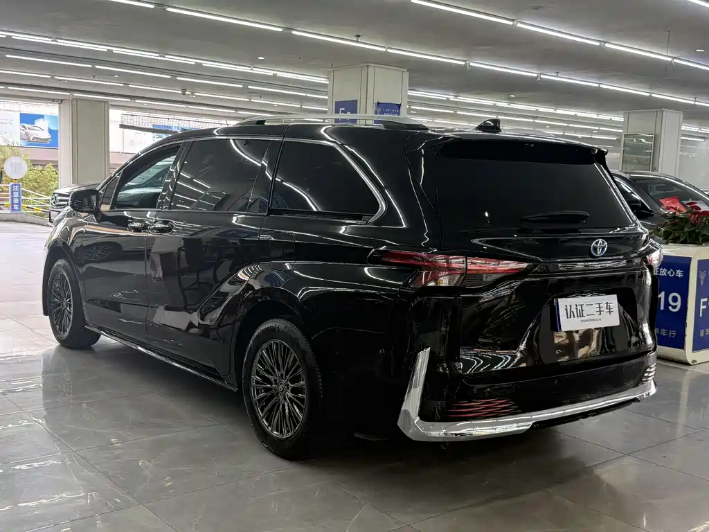 Toyota Sienna — фото 14