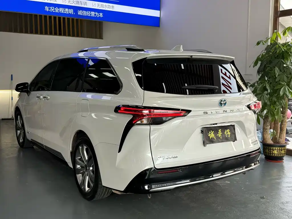 Toyota Sienna — фото 3