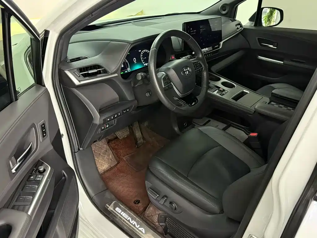 Toyota Sienna — фото 4