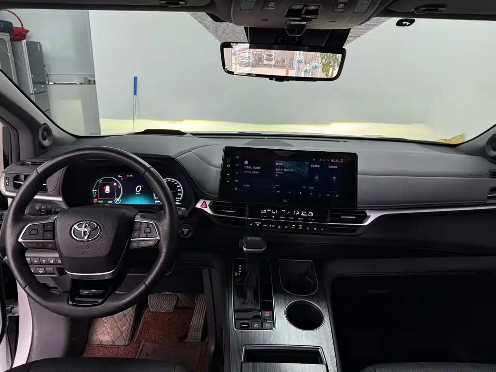 Toyota Sienna — фото 5