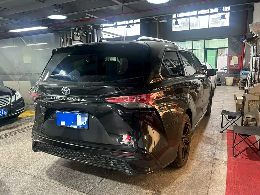 Toyota Granvia — фото 3