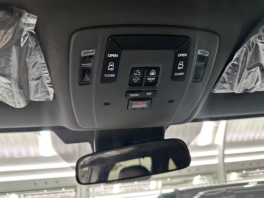 Toyota Granvia — фото 11