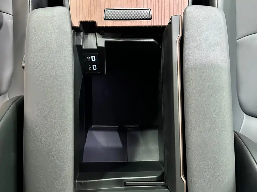 Toyota Granvia — фото 13