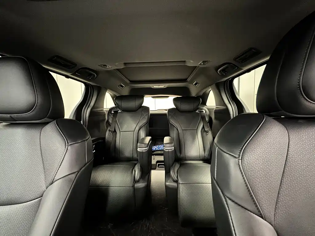 Toyota Granvia — фото 14