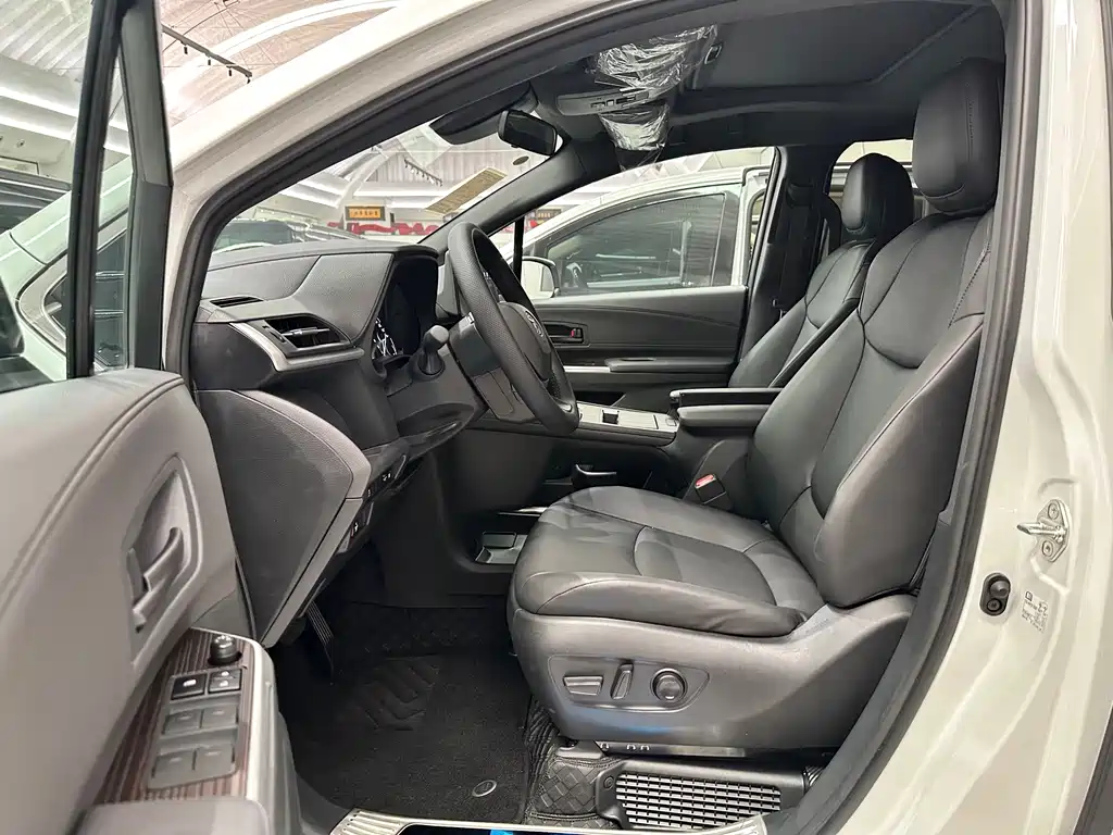 Toyota Granvia — фото 15