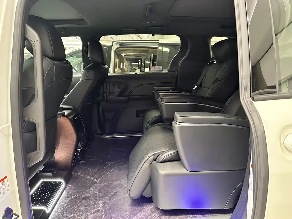 Toyota Granvia — фото 17