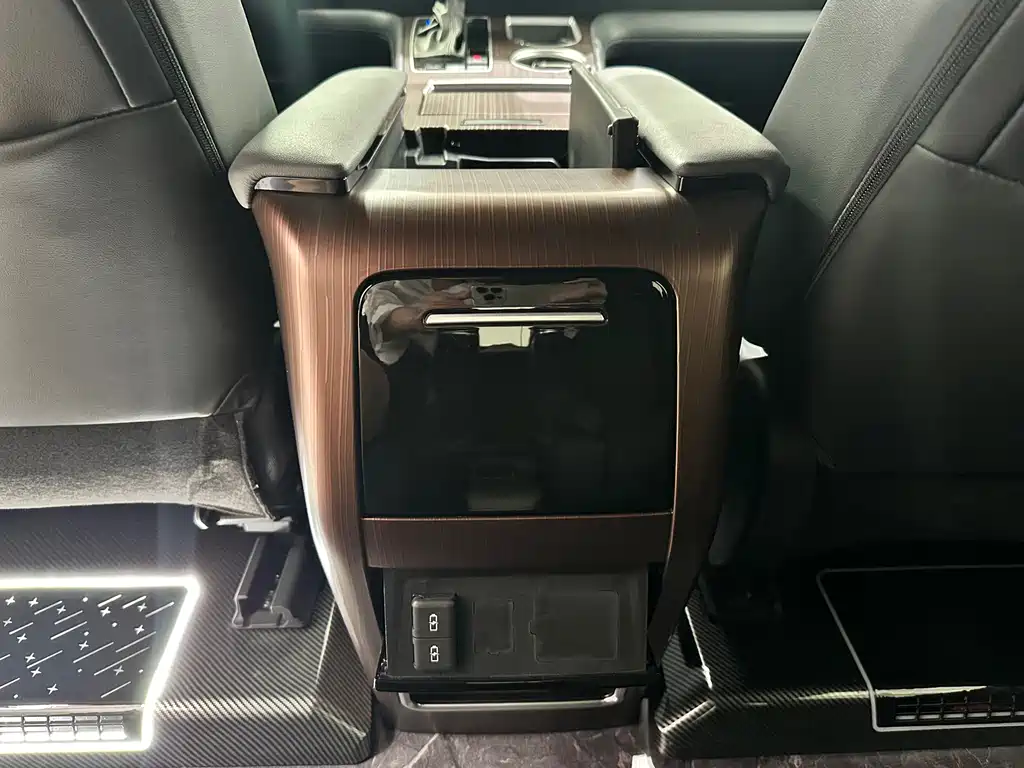 Toyota Granvia — фото 18