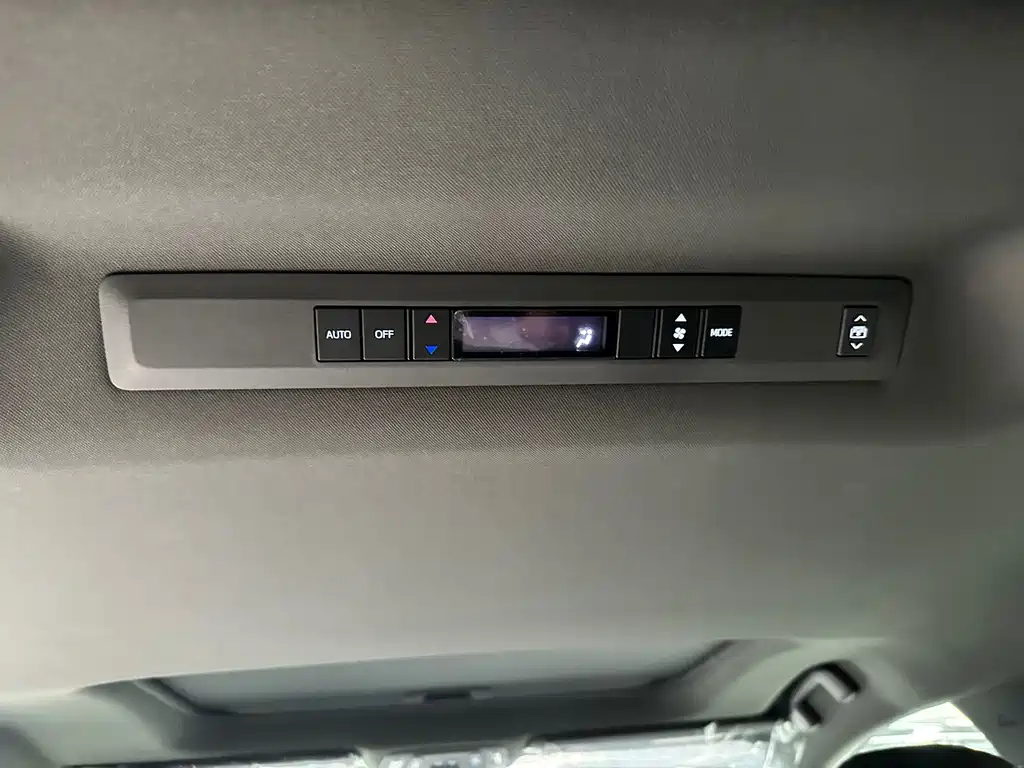 Toyota Granvia — фото 21