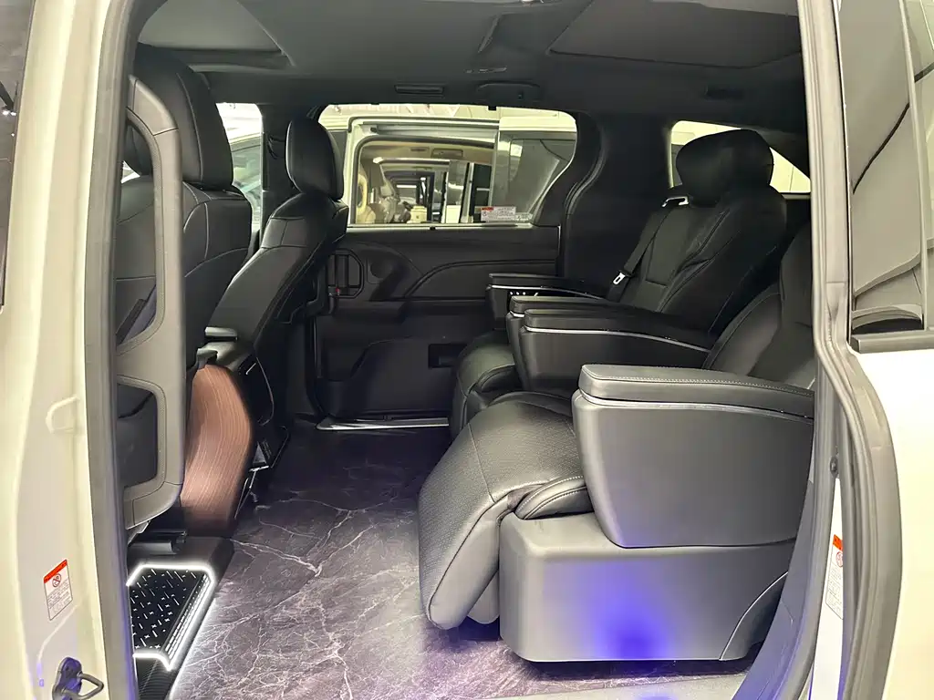 Toyota Granvia — фото 23