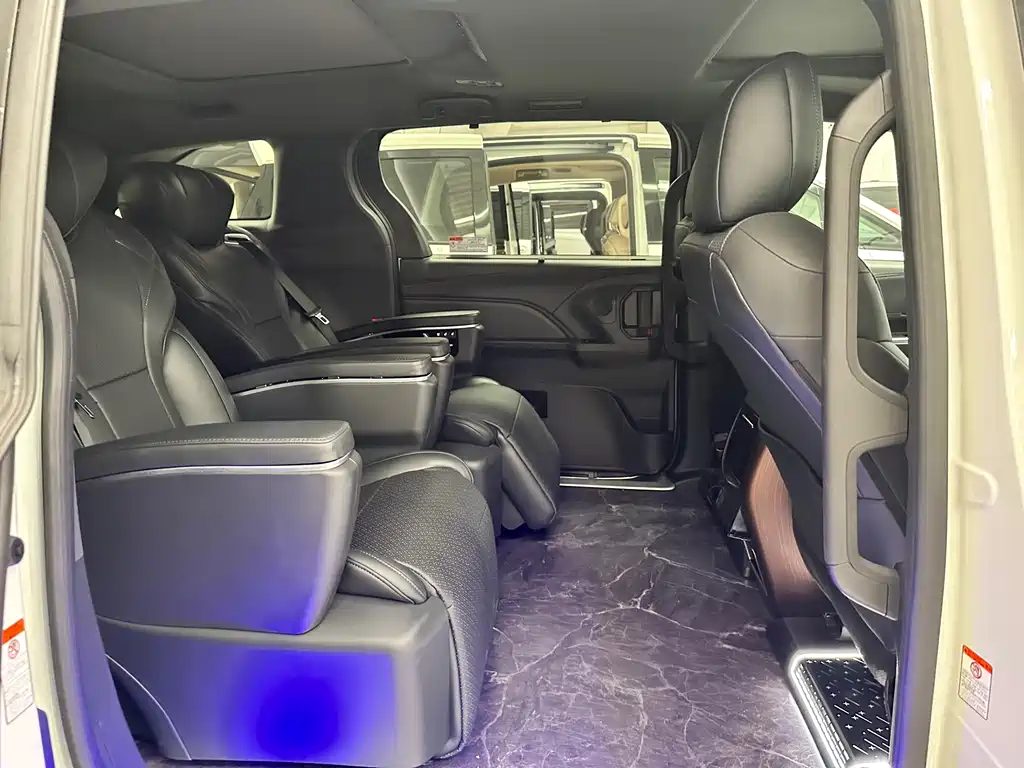 Toyota Granvia — фото 25