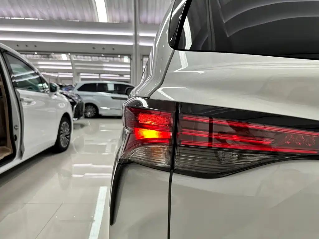 Toyota Granvia — фото 28