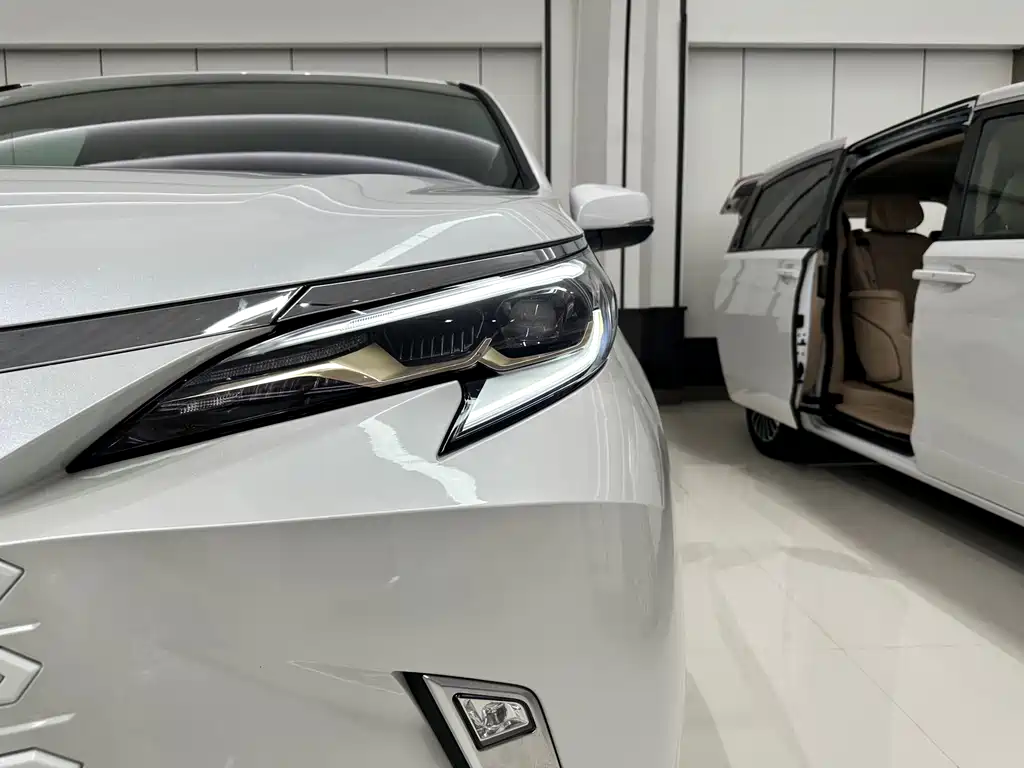 Toyota Granvia — фото 29