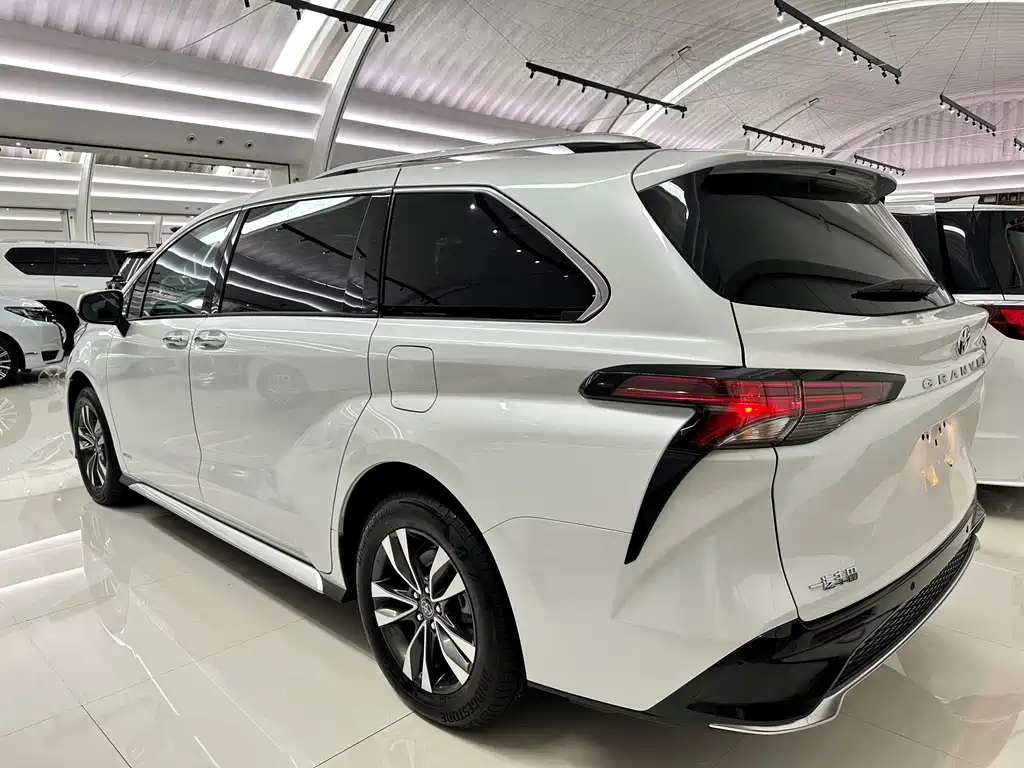 Toyota Granvia — фото 5
