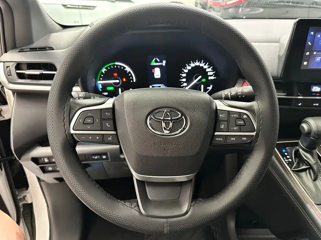 Toyota Granvia — фото 6