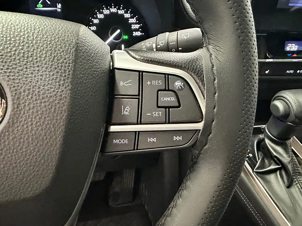 Toyota Granvia — фото 8