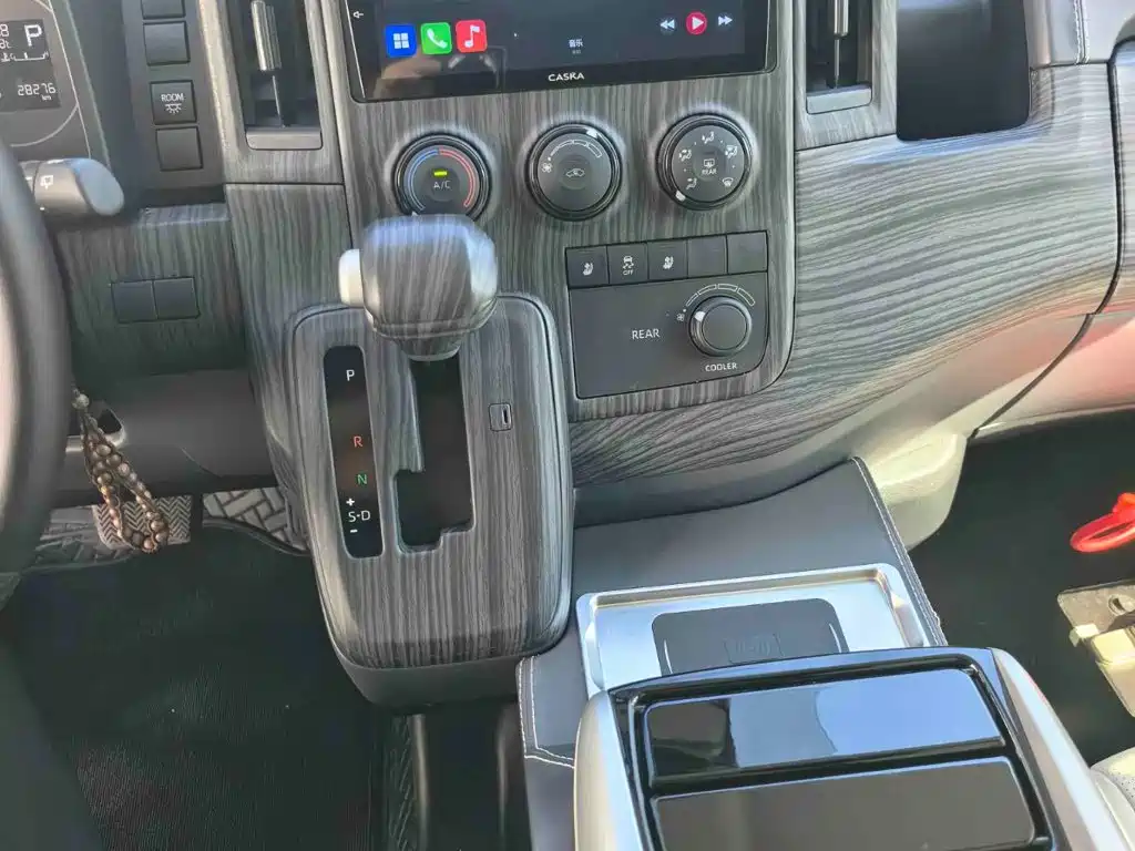 Toyota Hiace — фото 14