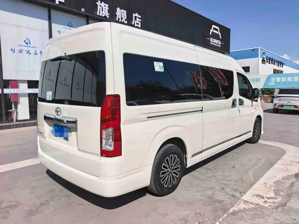 Toyota Hiace — фото 4