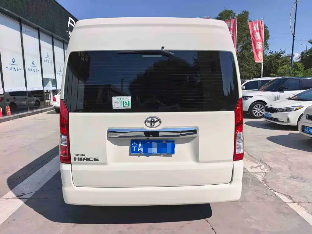 Toyota Hiace — фото 5