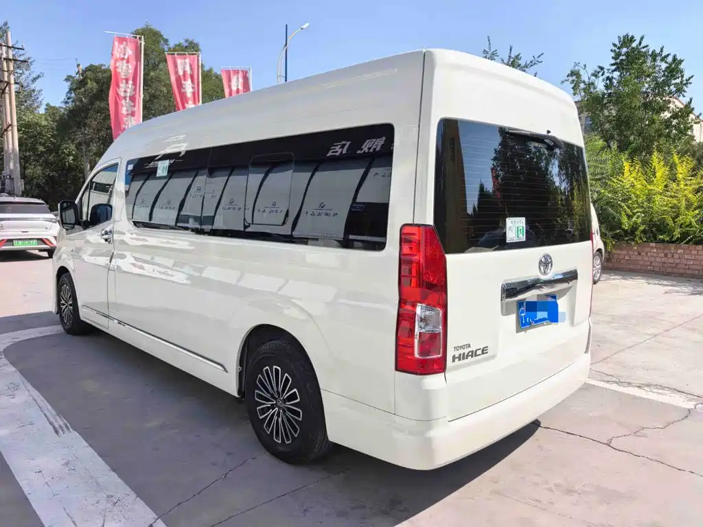 Toyota Hiace — фото 6