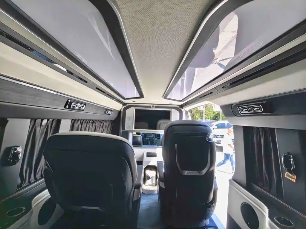 Toyota Hiace — фото 9