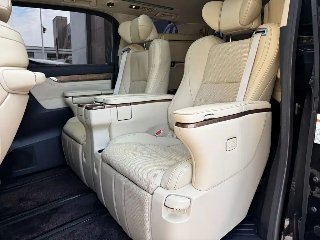 Toyota Alphard — фото 4