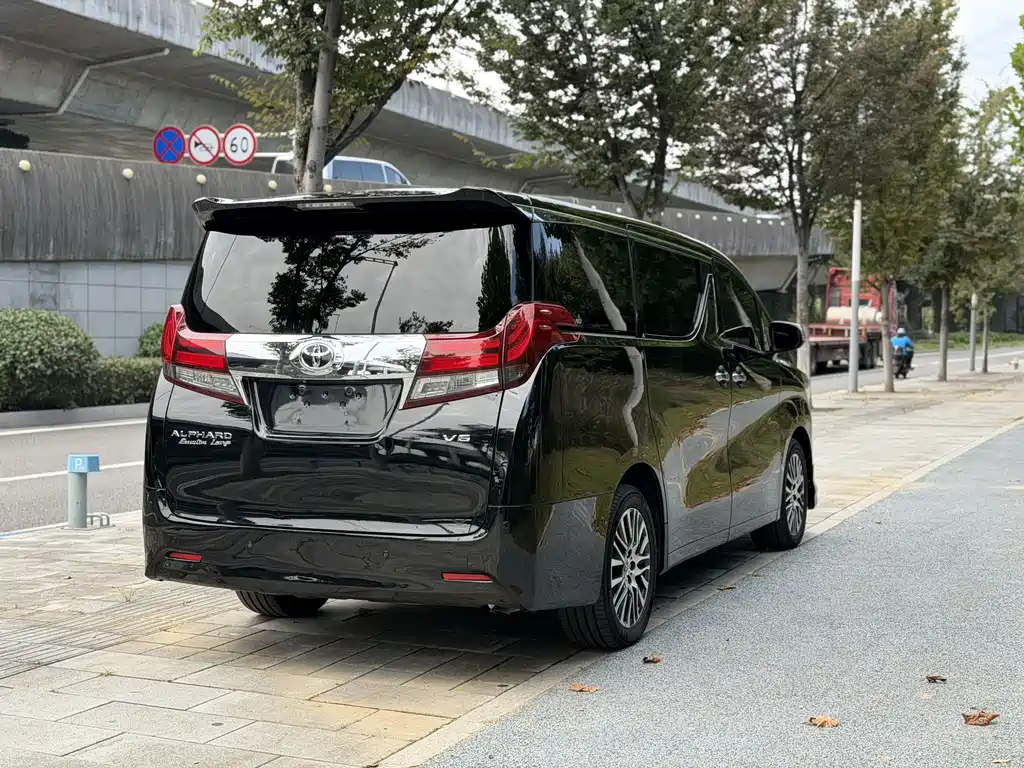 Toyota Alphard — фото 7