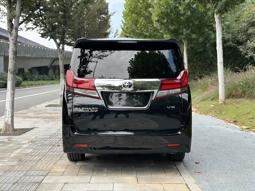 Toyota Alphard — фото 8