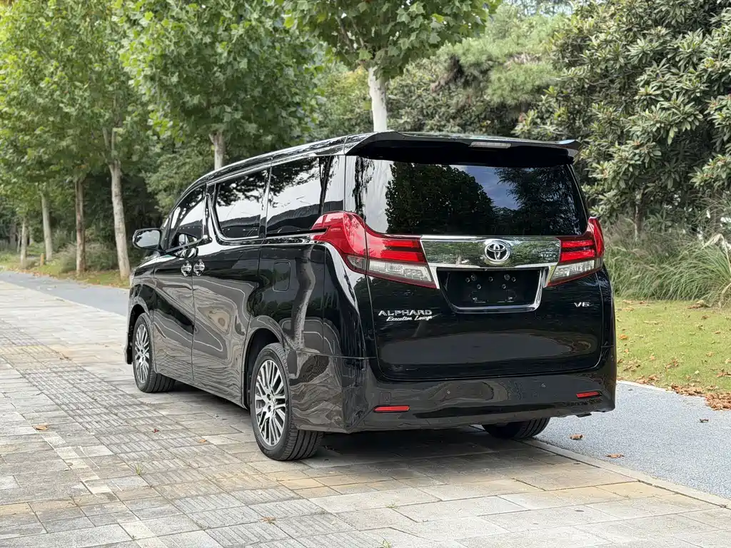 Toyota Alphard — фото 9