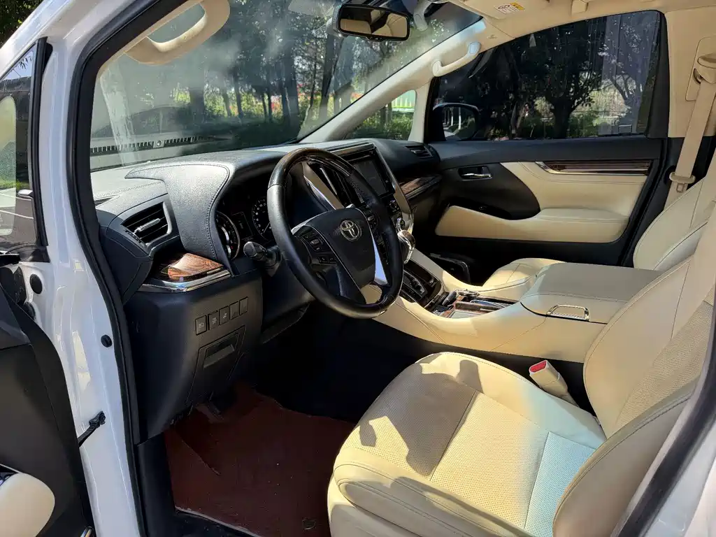 Toyota Alphard — фото 3