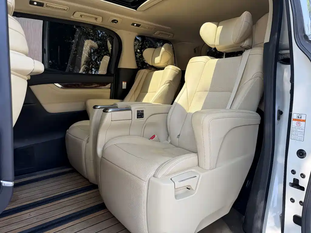 Toyota Alphard — фото 4