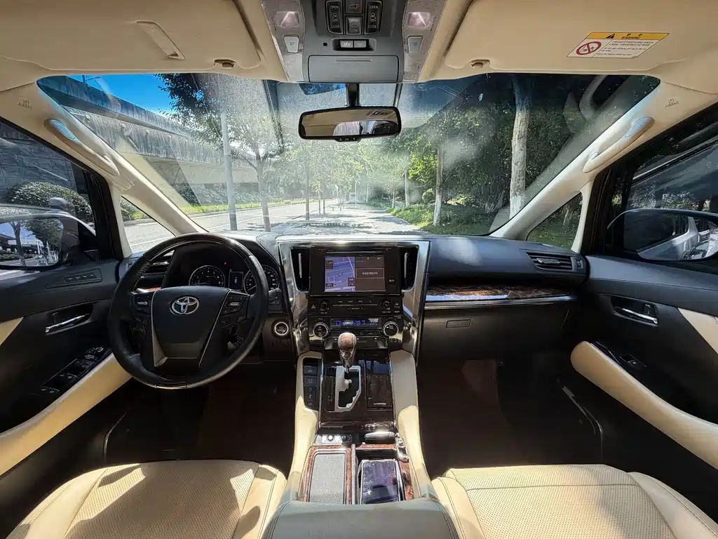 Toyota Alphard — фото 5